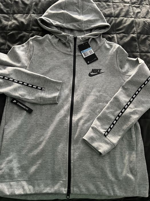 Чисто нов суитчър Nike,оригинален