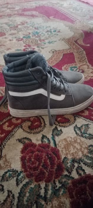 Продам кроссовки новые