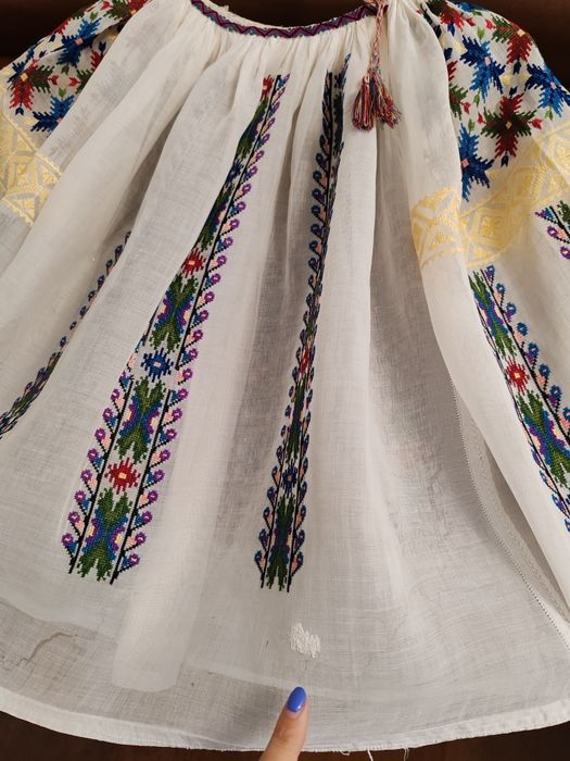 Ie veche/port popular /Camasa autentică