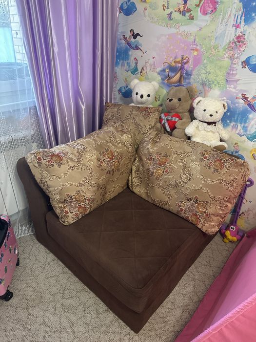 Диван с подушками
