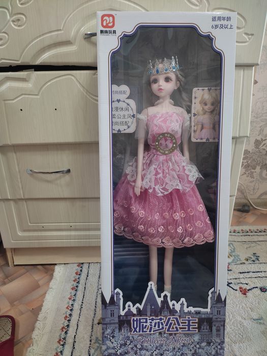 Игрушки и школьные рюкзаки