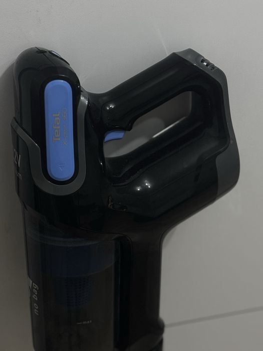 Продам вертикальный пылесос