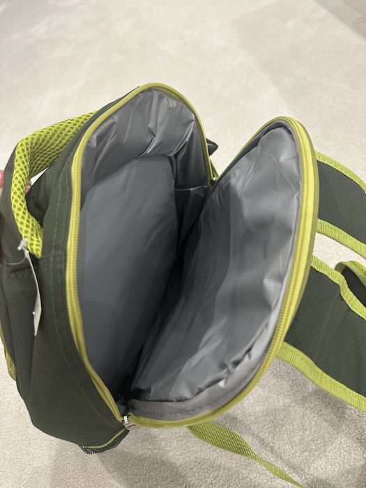 Чисто нова раница за пикник с прибори за хранене, чаши и чинии