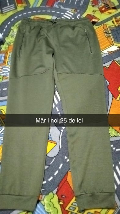 Vând blugi preț mic.