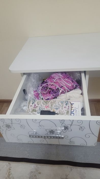 Продам стол белый