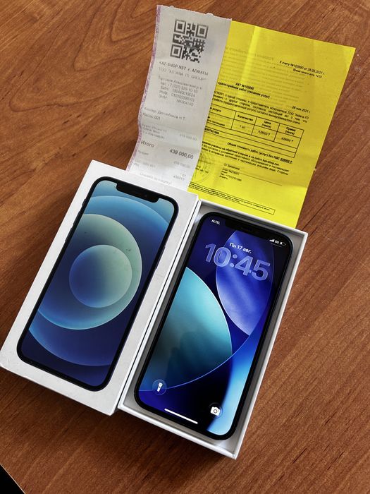 iPhone 12 с документом , синий цвет