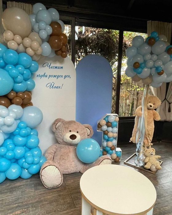 Украса с балони за бебешка погача