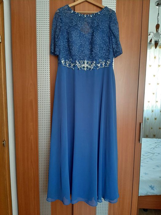 Vand rochie de ocazie marimea L purtata o data , curatata profesional