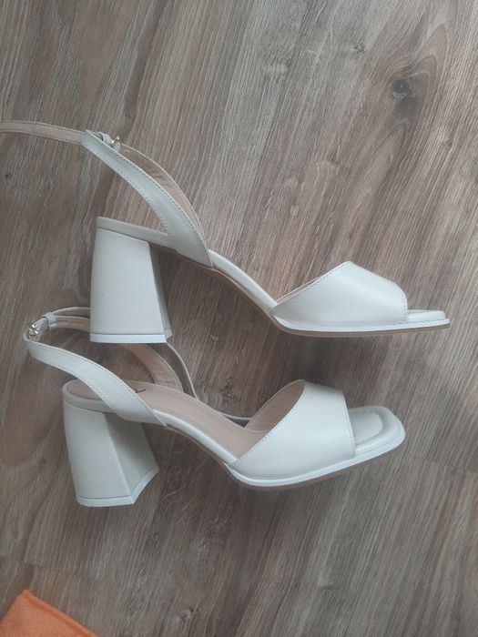 Босоножки новые кожа 39 размер