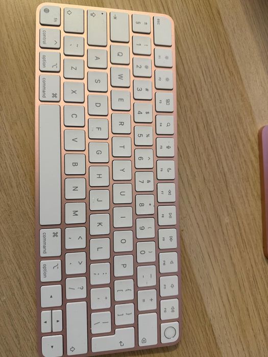 Apple iMac 24” M3 Retina 4.5K 8GB/256GB + Tastatură & Mouse