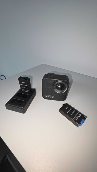 GoPro MAX 360 – Pachet Complet + Încărcător Dual și 3 Baterii