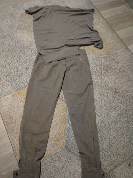 Pantaloni și bluza bej Italia noi fără eticheta. Casual f buni pt primile temp. A toamnei