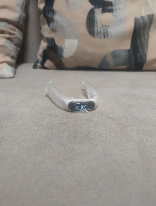 Vand bratara fit runner alba noua