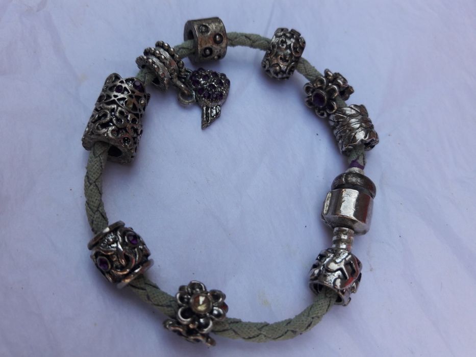 Brățară cu charmuri