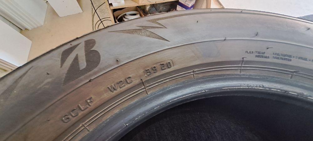 Vând 2 anvelope Bridgestone