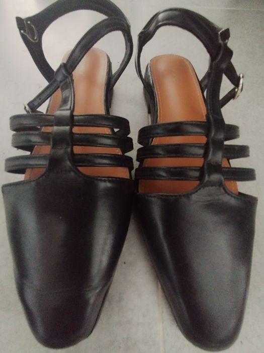 Продам босоножки женские на низком каблуке удобные