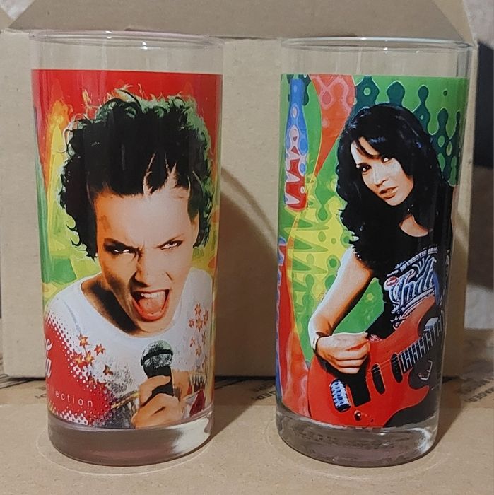 Пподавам чаши за безалкохолно