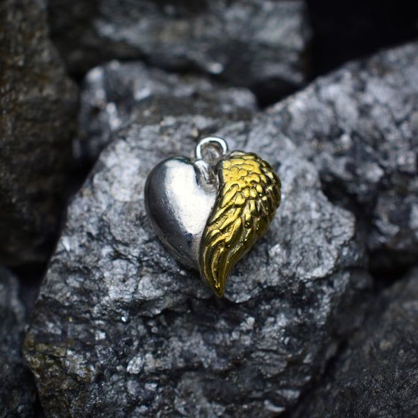 Сребърен медальон 925 „Ангелско сърце“ – символ на обич и закрила