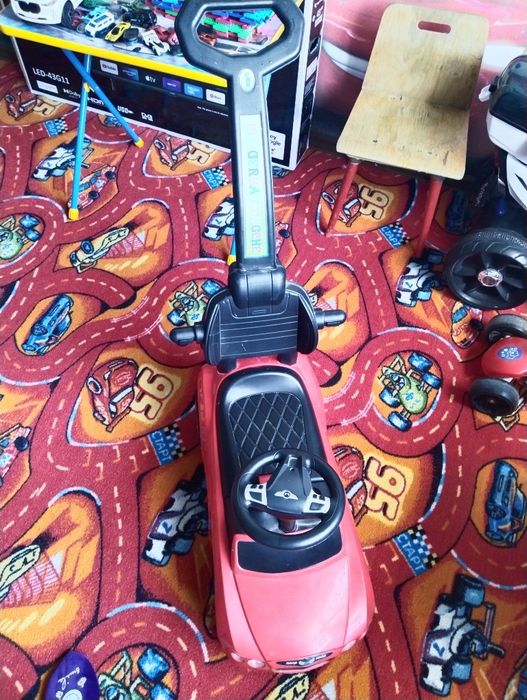 Продам прогулочную машинку