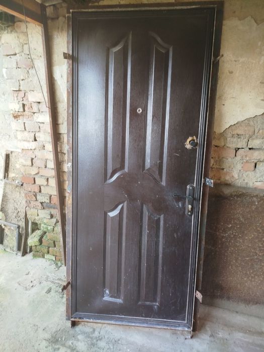 Дверь металическая в хорошем состоянии