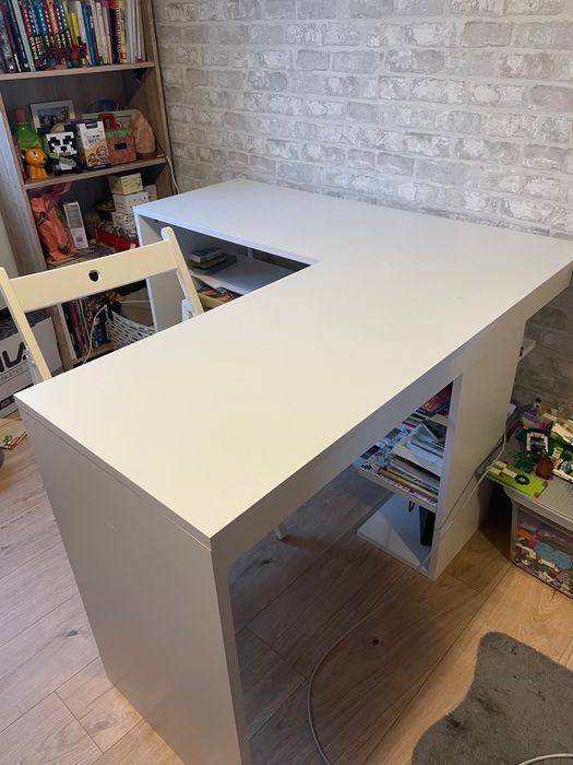Birou alb pe colț