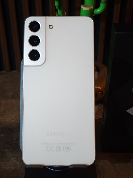 Продам Samsung s22 256gb белый
