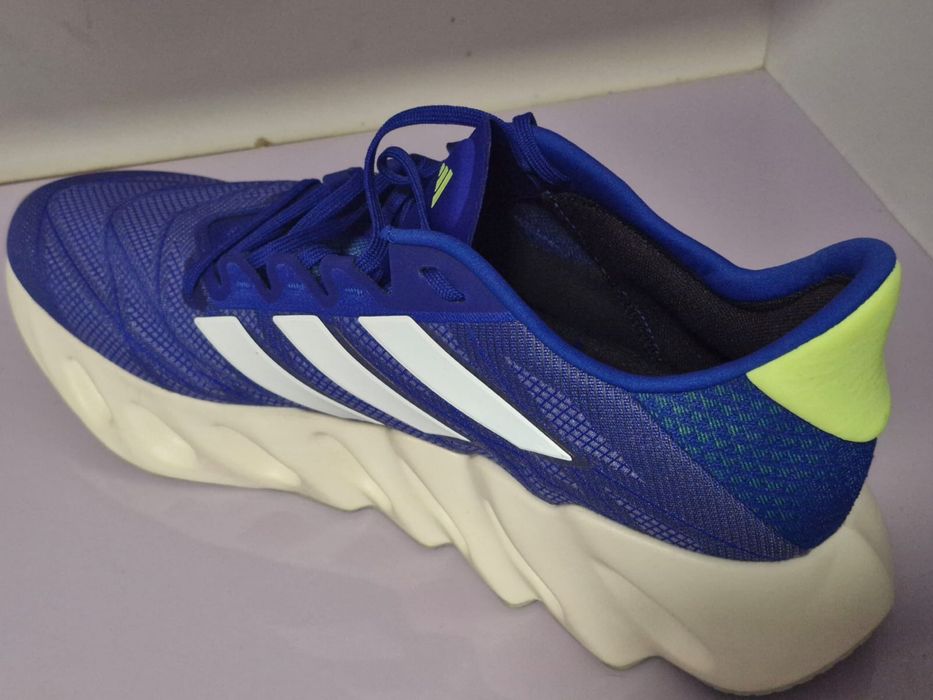 Adidasi noi marimea 49,5