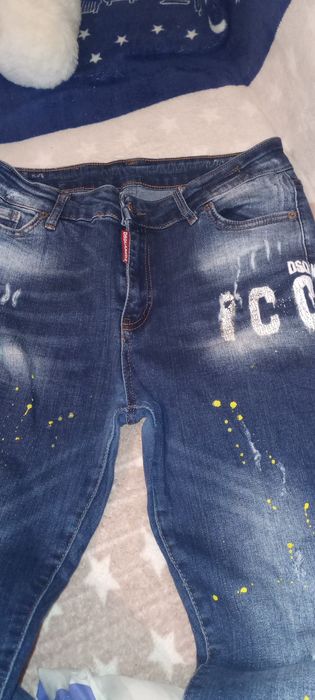 300 lei blugi DSQUARED2