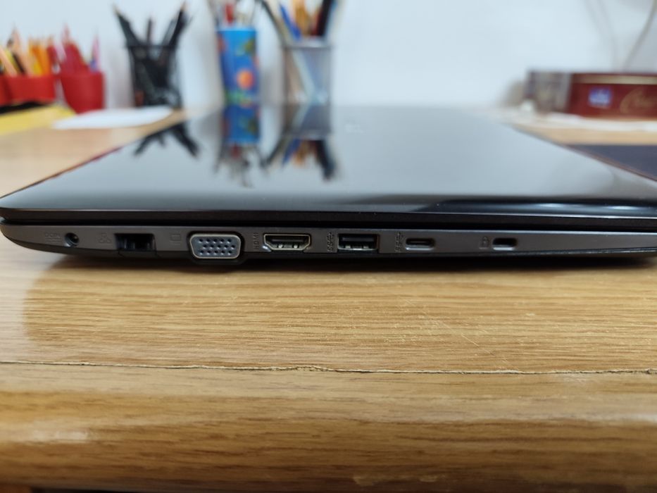 Laptop Asus X556U din 2016 cu Windows 10 instalat
