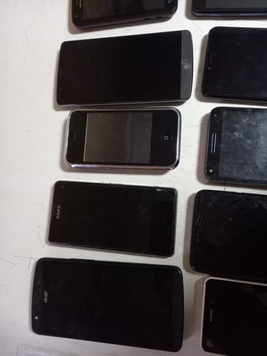 Vând 17 telefoane de Piese, Sony, iPhone, Samsung, Motorola, LG