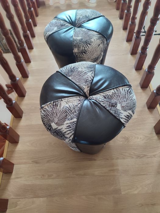 Vând 2 taburete din piele ecologică și material textil.