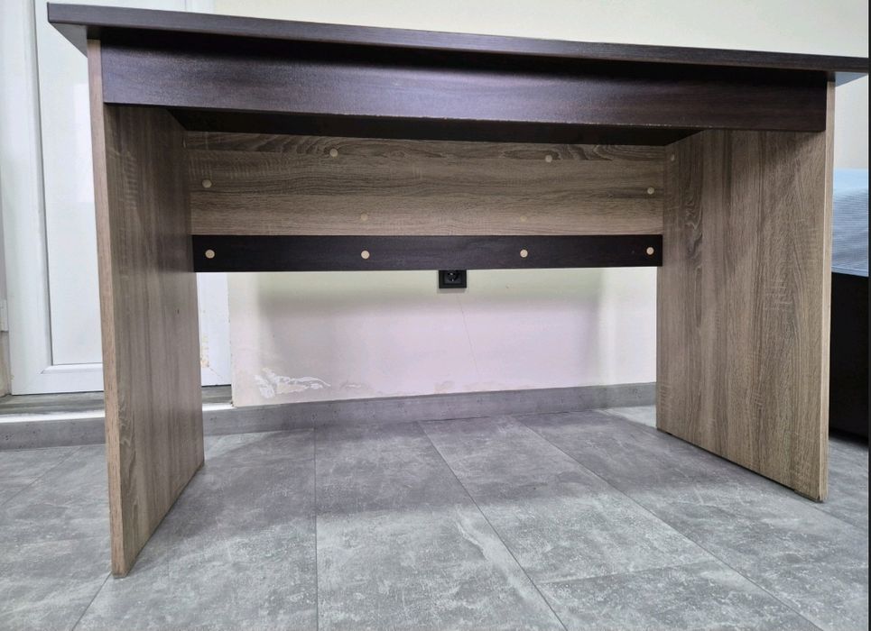 Кафяво бюро в много добро състояние