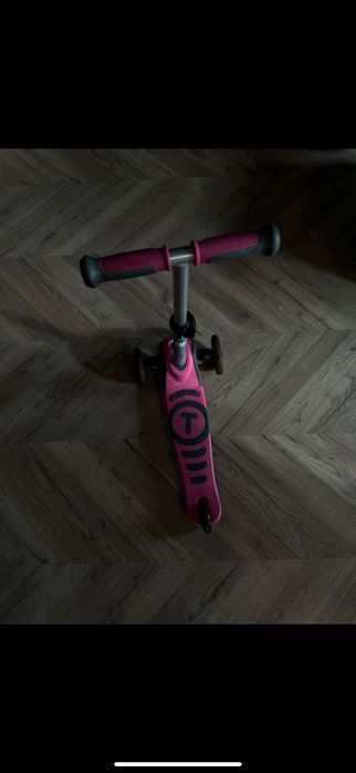 Trotinetă 3 in 1 cu scaun reglabil şi cu ghidon gri-roz de la 15 luni