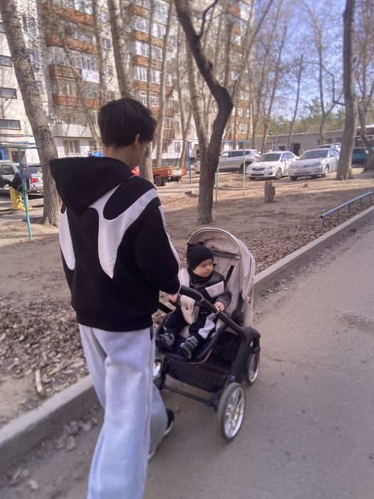 Продам коляску ходунки в подарок