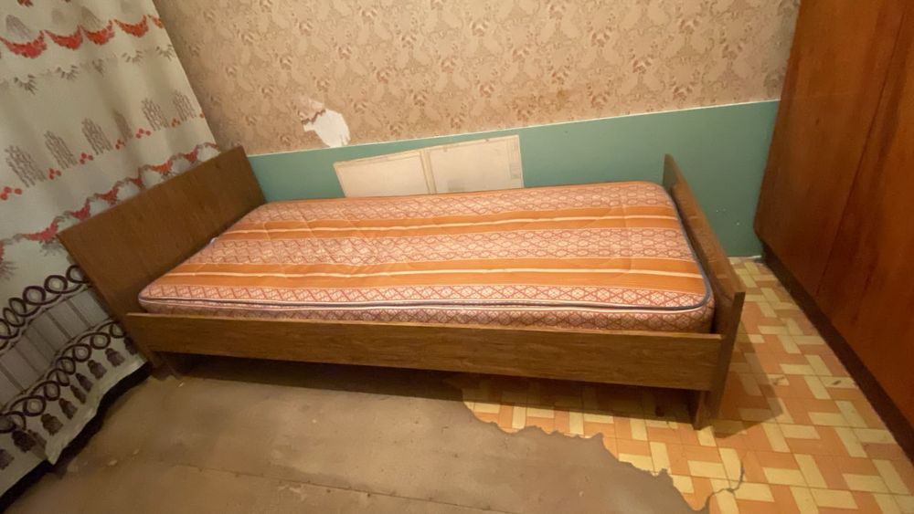 Односпальная кровать.