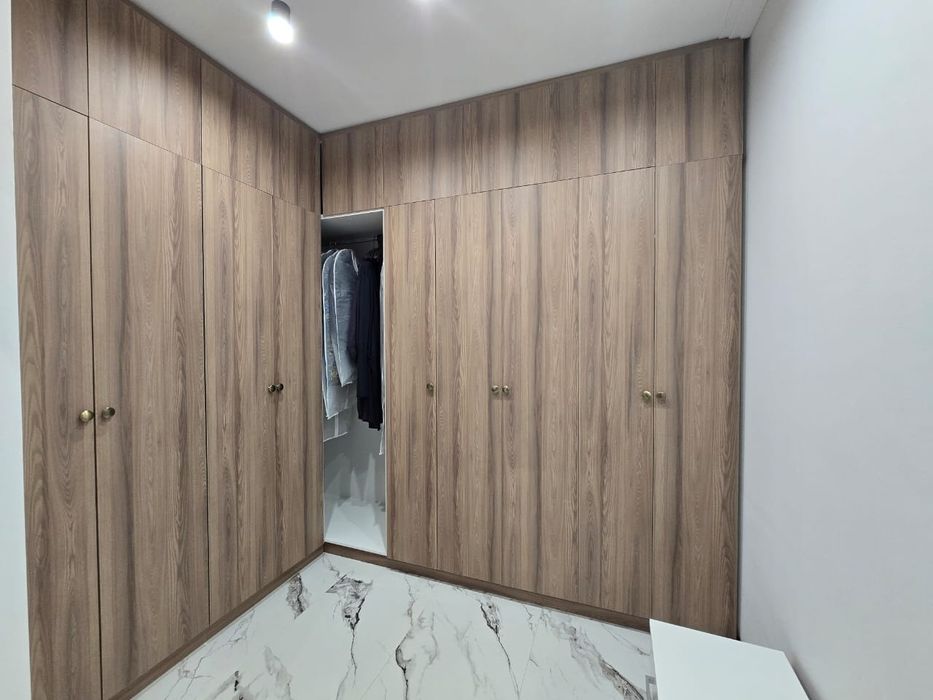 Шкаф для гардеробной комнаты.