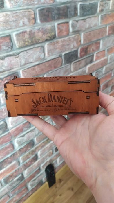 Лазерно изрязана декоративна кутийка за уиски Jack Daniels 50ml