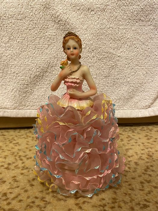 статуэтка девушка в платье