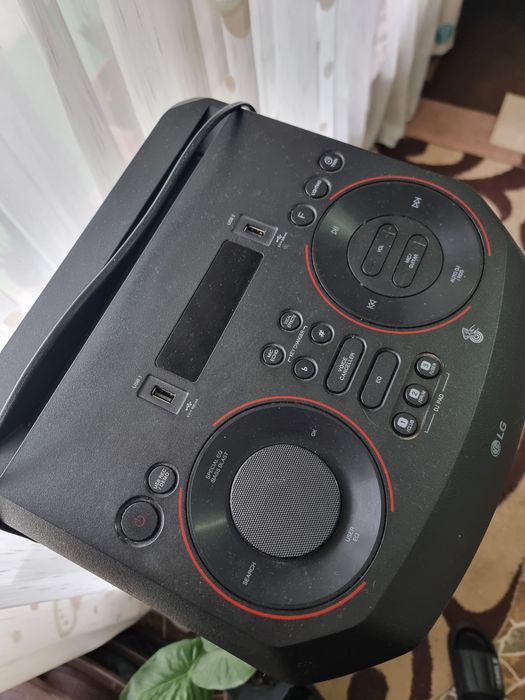 Boxă LG de vânzare,luată acum sase luni, nu mai o folosesc!!
