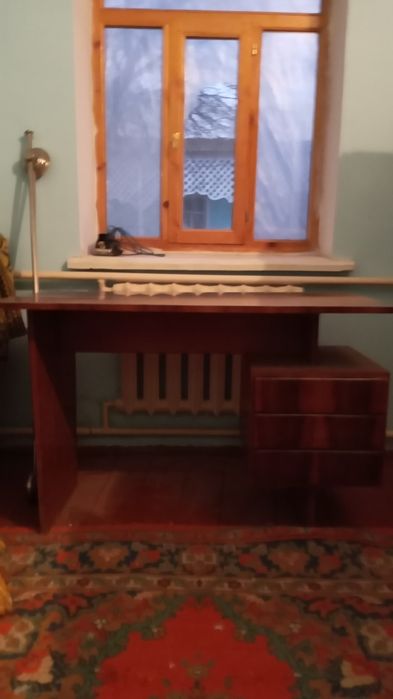 Стол письменный.В хорошем состоянии.Полированный