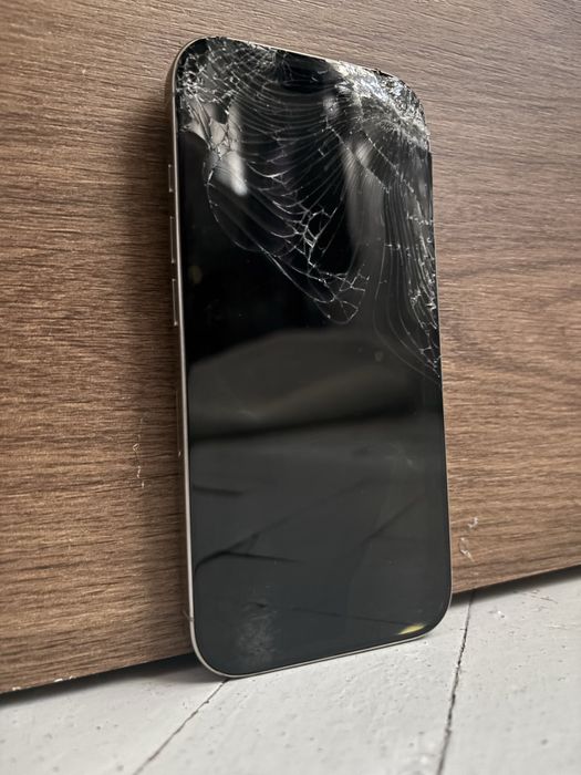 IPhone 16 Pro  natural titanium