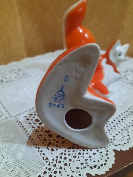 Фарфоровые статуэтки из серии "Играющие лисята".
Городницкий фарфоровы