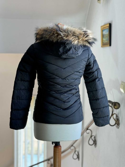 Geacă damă cu puf neagra cu glugă din blană naturală de raton