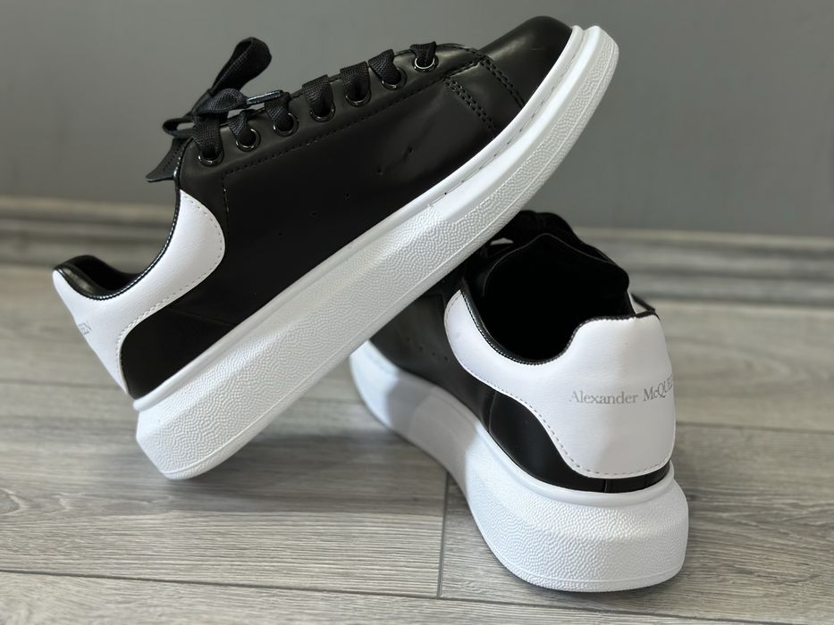 Alexander Mcqueen - Black and White - 40-44 *nu versace , gucci  nike , yeezy , lv , valentino , dior