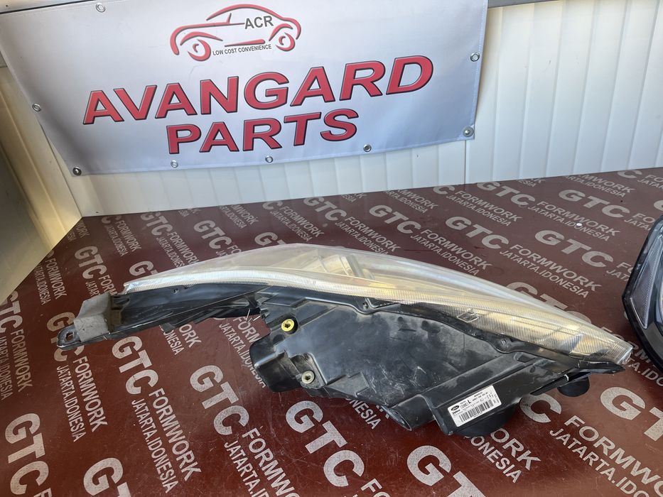 Фар Ford Focus C max 2010-