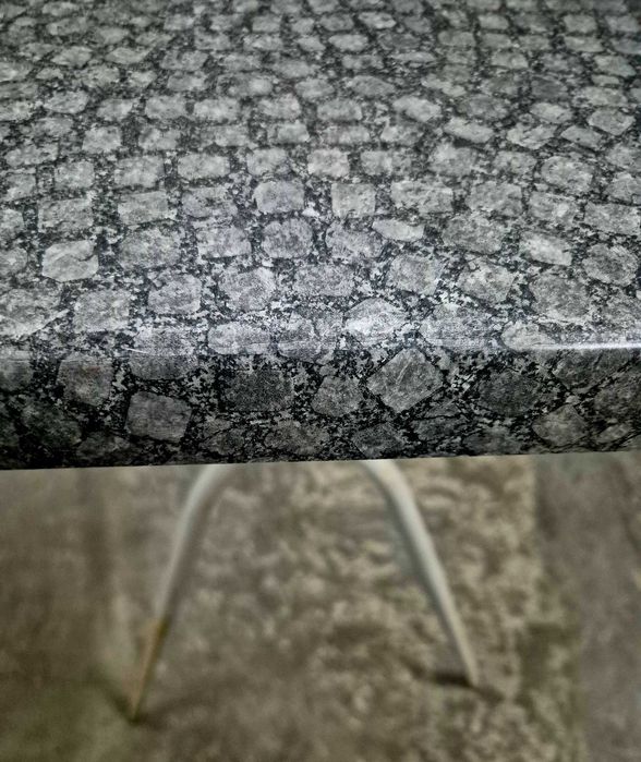 Продавам маса с метални крачетаа