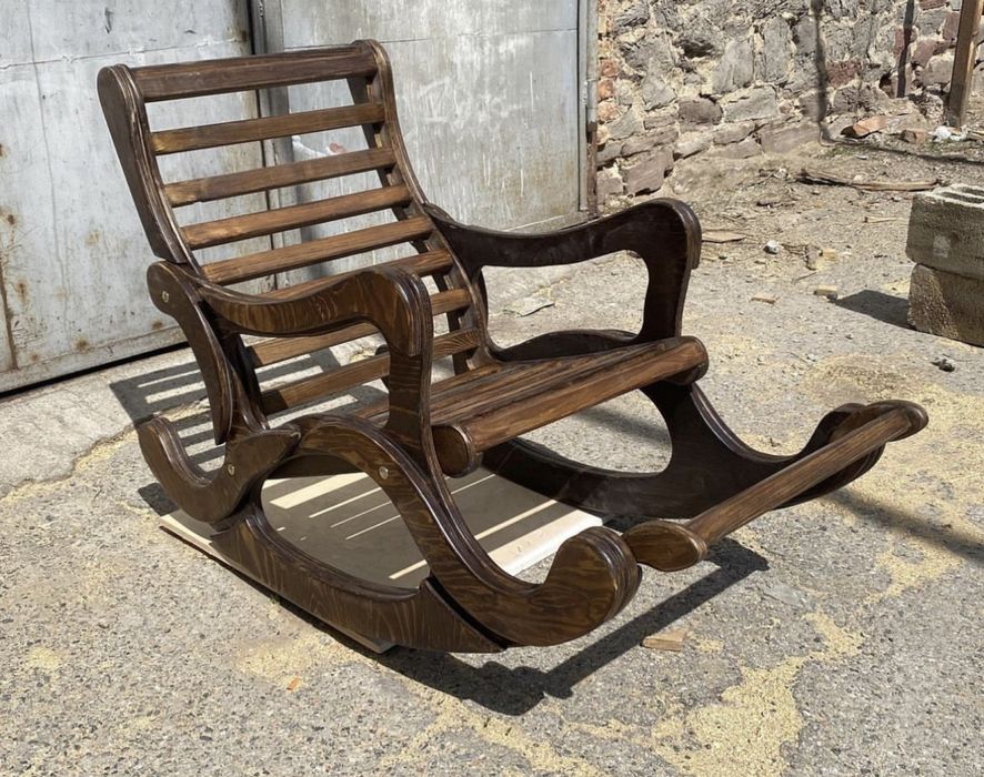 Кресло-качалка из дерева