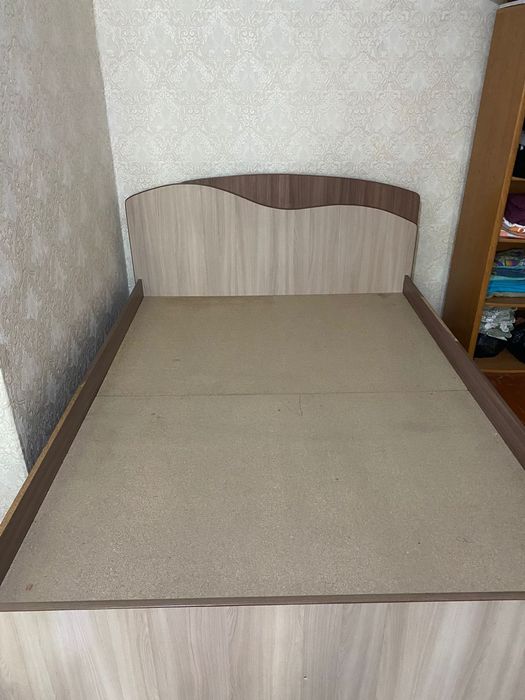 Кровать без матраса