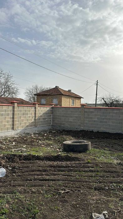 Продава се къща с дворно място