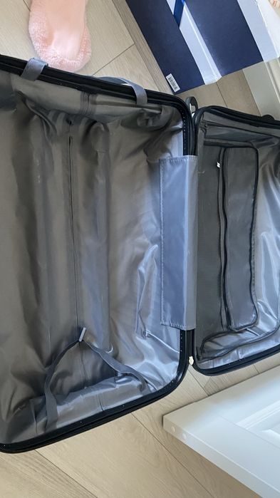 Чемодан  белого цвета